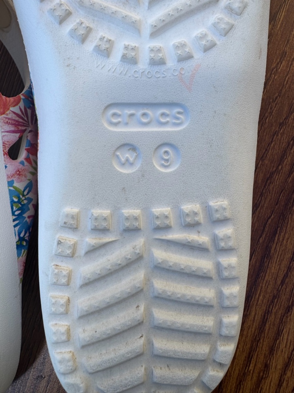 Crocs Flip Flops Women’s 9 White Floral Comfort Sandals Beach Casual - Picture 6 of 7
